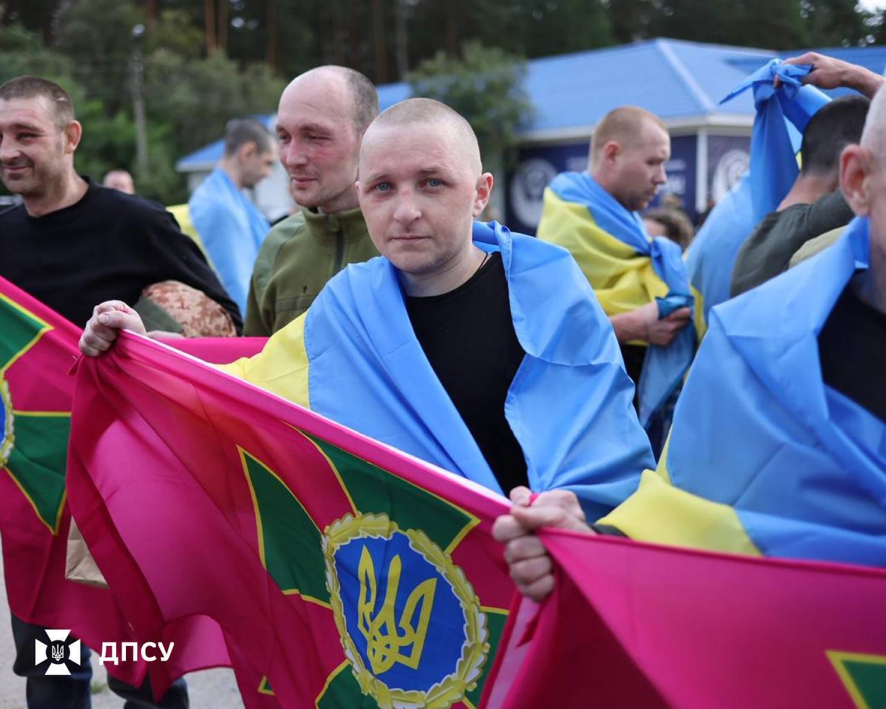 Україна та РФ провели обмін полоненими: повернулися військові й цивільні. Фото і відео