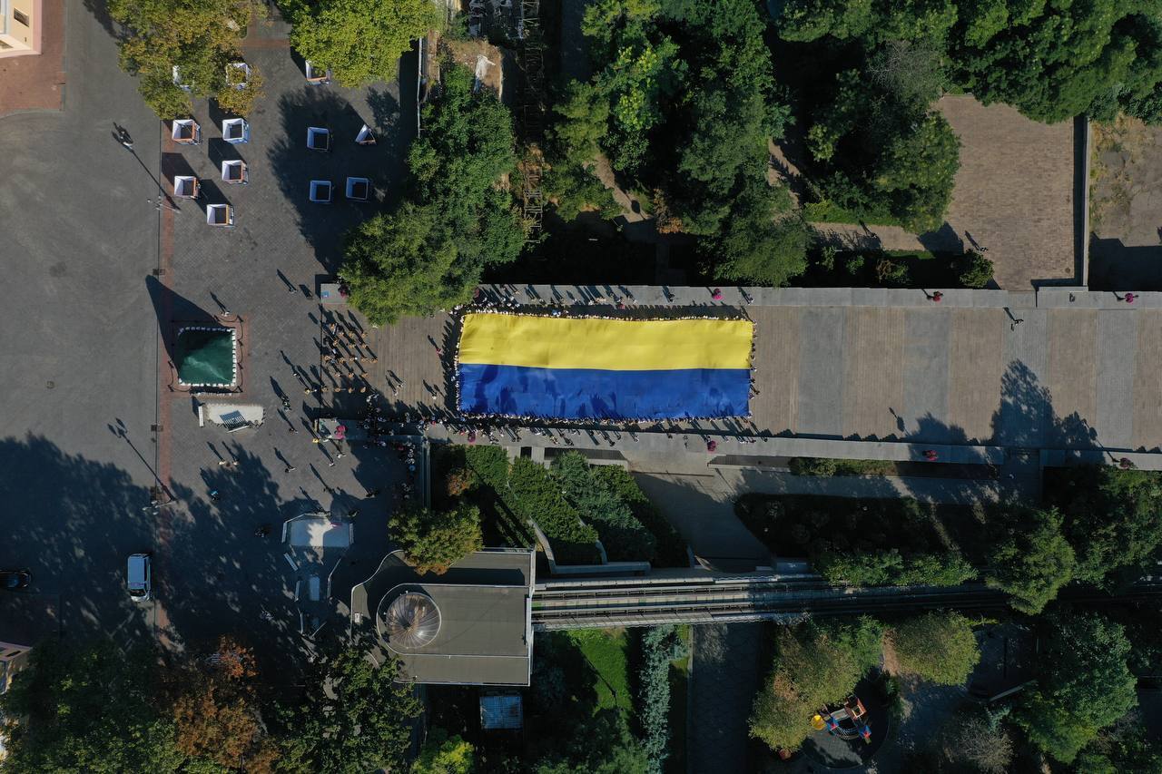 "Наш путь сквозь бурные времена": в Одессе развернули 34-метровый флаг Украины. Фото и видео