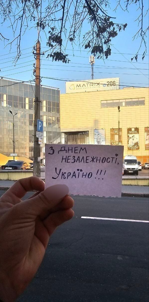 Ялта, Луганск, Мариуполь: активисты наполнили оккупированные РФ города символами Украины. Фото