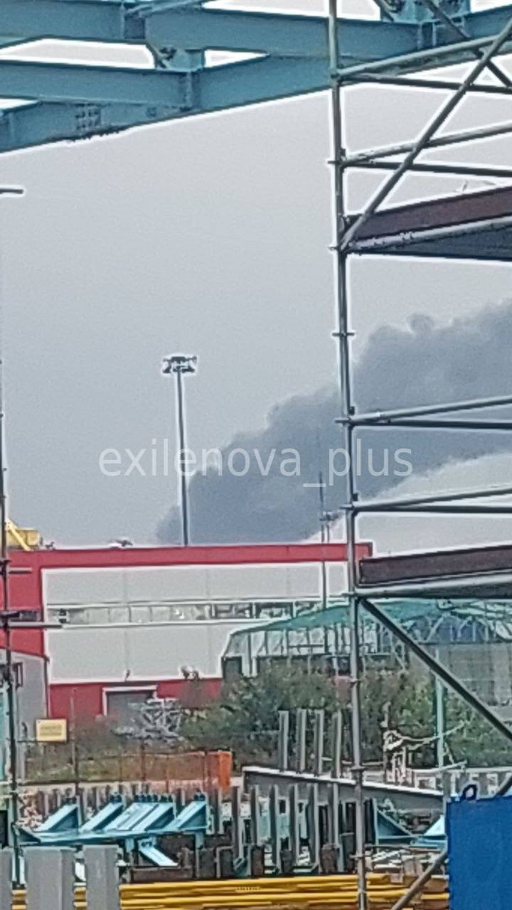 БпЛА атакували найбільший морський порт РФ на Балтиці Усть-Луга: розгорілася пожежа. Відео