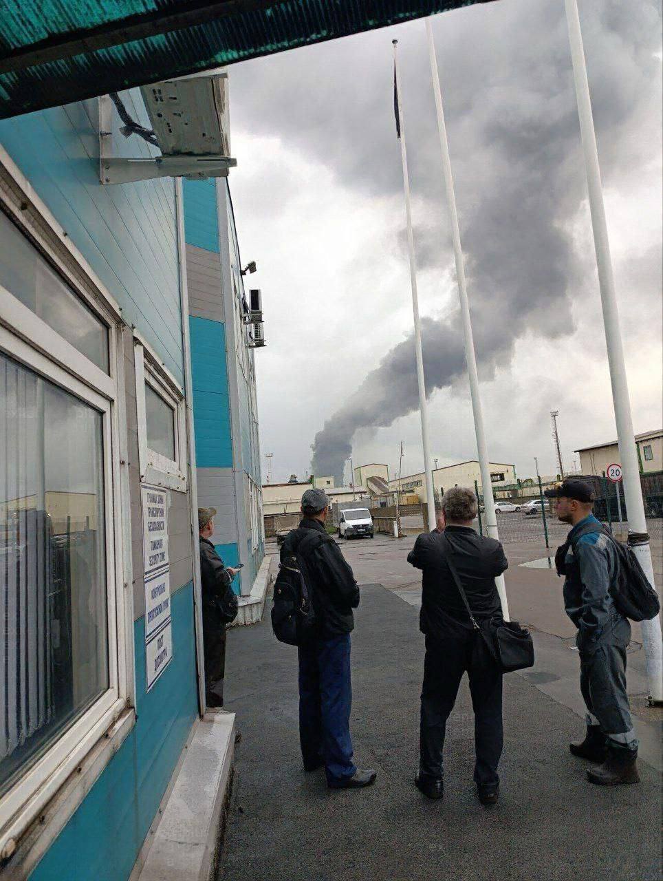 БпЛА атакували найбільший морський порт РФ на Балтиці Усть-Луга: розгорілася пожежа. Відео