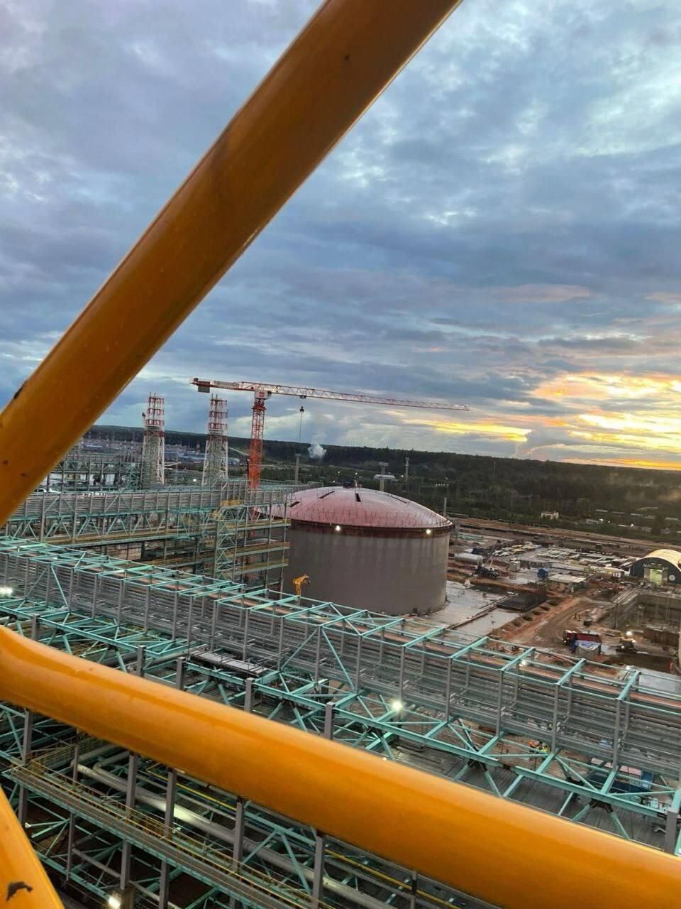 БпЛА атакували найбільший морський порт РФ на Балтиці Усть-Луга: розгорілася пожежа. Відео