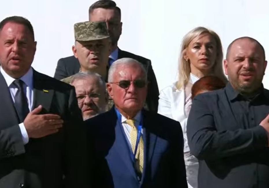 Келлог прибыл в Украину в День Независимости и получил орден "За заслуги"