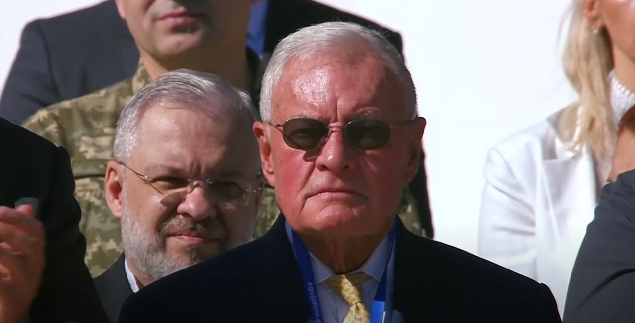 Келлог прибыл в Украину в День Независимости и получил орден "За заслуги"