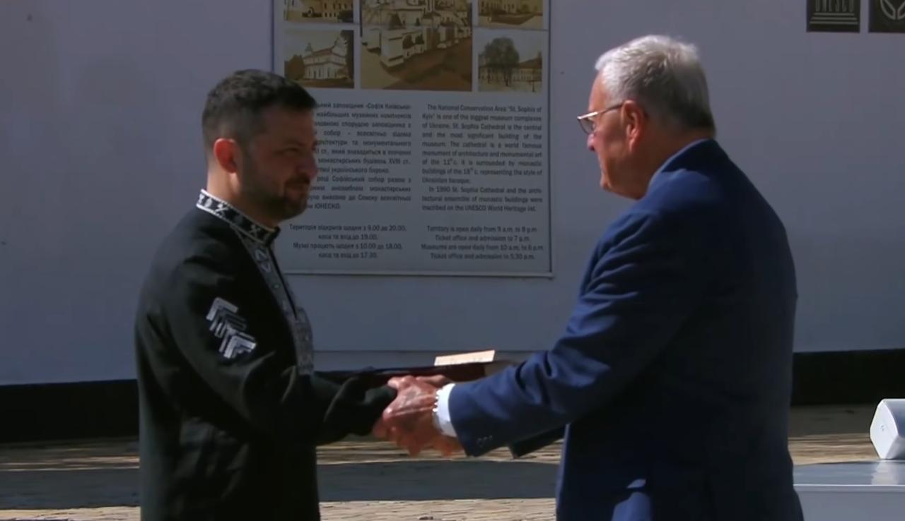 Келлог прибыл в Украину в День Независимости и получил орден "За заслуги"