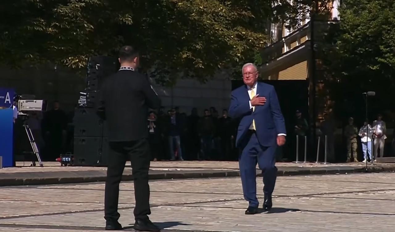 Келлог прибыл в Украину в День Независимости и получил орден "За заслуги"