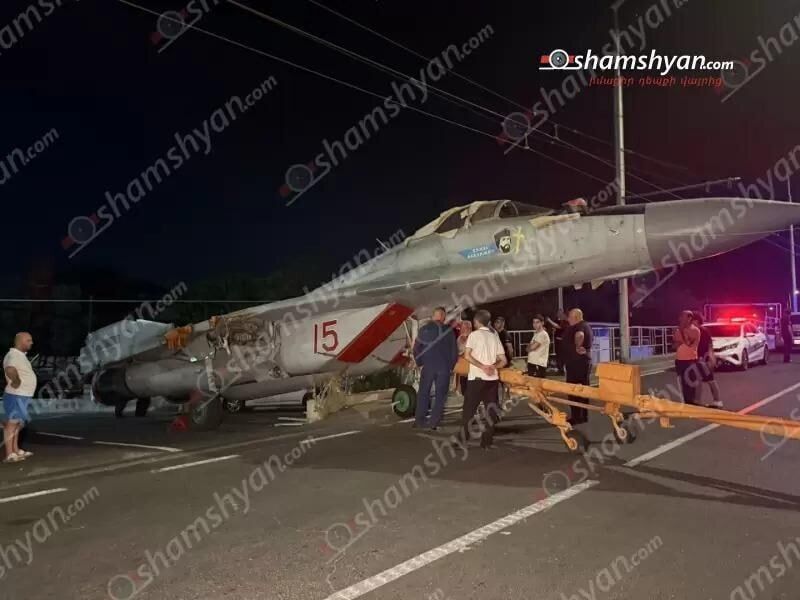 В Ереване российский истребитель пробил ограждение и врезался в столб. Видео