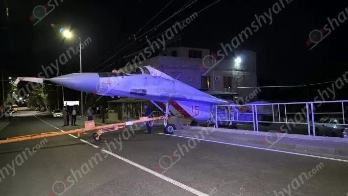 В Ереване российский истребитель пробил ограждение и врезался в столб. Видео