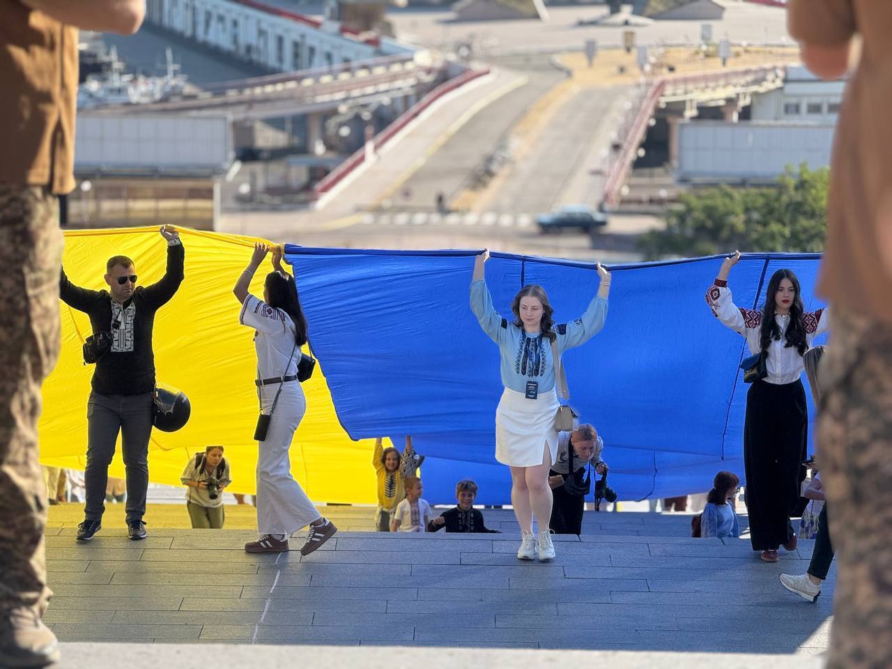 "Наш путь сквозь бурные времена": в Одессе развернули 34-метровый флаг Украины. Фото и видео