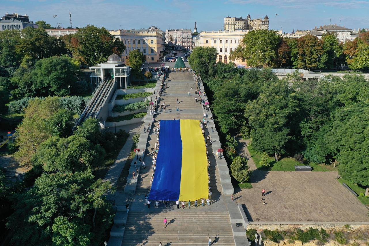 "Наш путь сквозь бурные времена": в Одессе развернули 34-метровый флаг Украины. Фото и видео