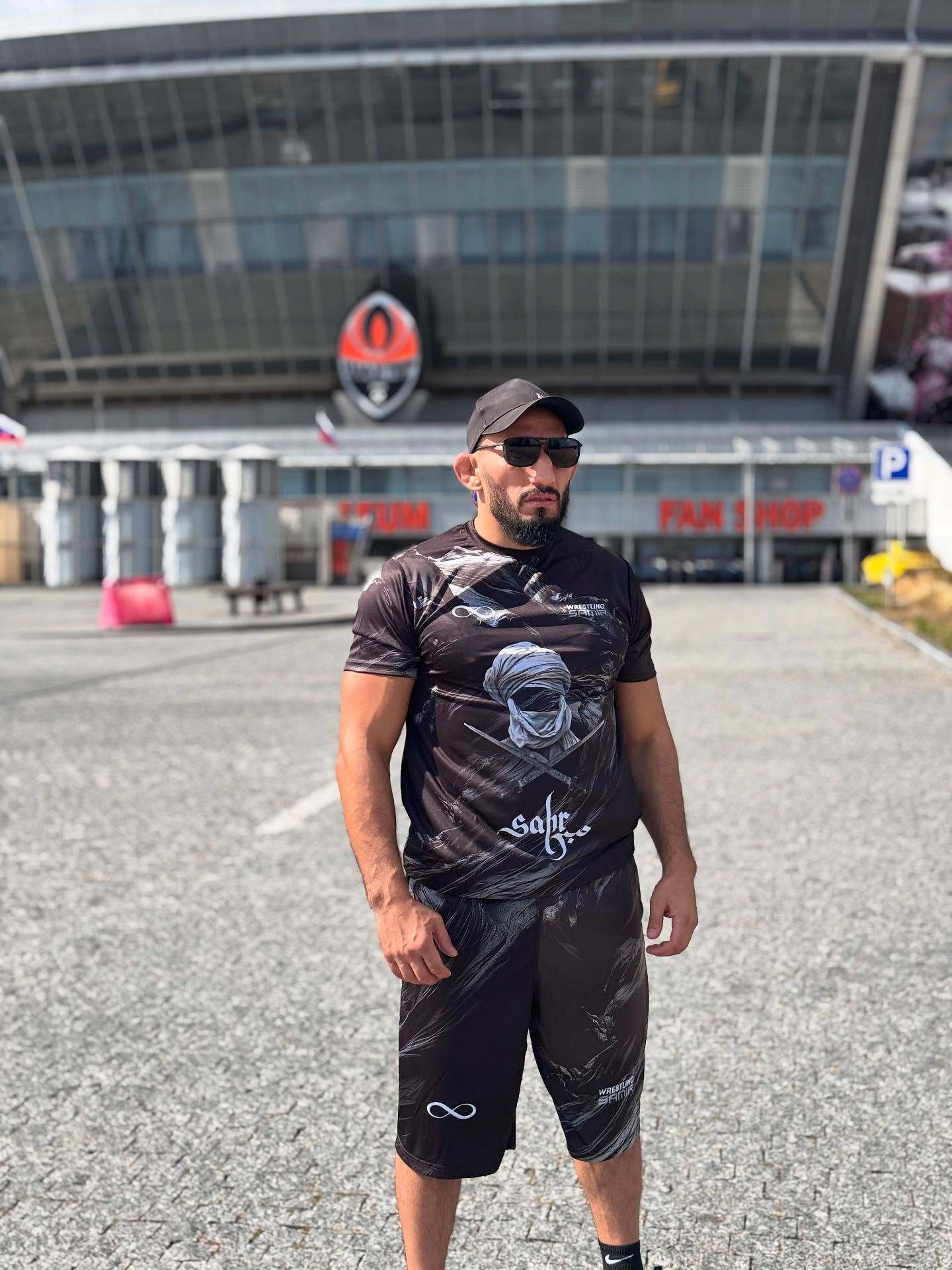 Предателя Украины нокаутировали в Крыму первым же ударом на 5-й секунде боя. Он поднялся, и судье пришлось его душить. Видео собрало 800 000 просмотров