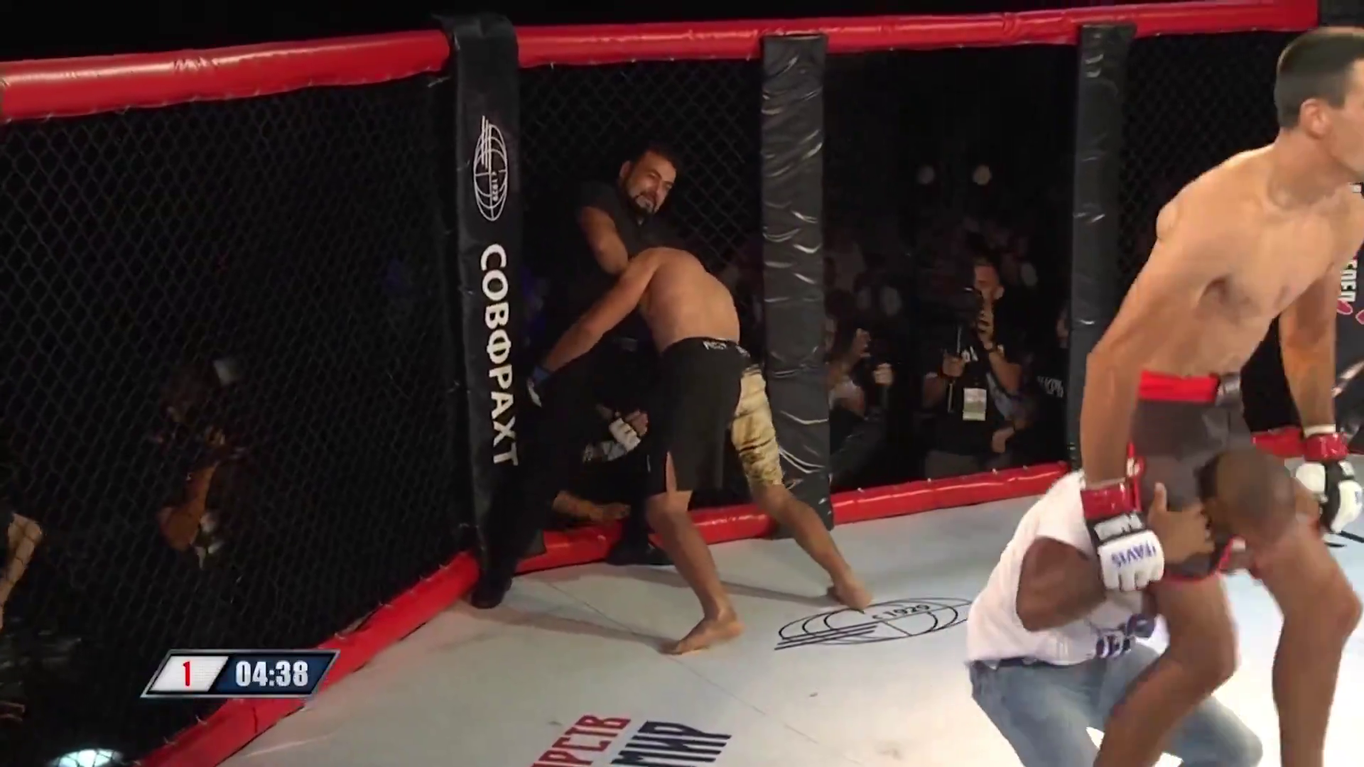 Предателя Украины нокаутировали в Крыму первым же ударом на 5-й секунде боя. Он поднялся, и судье пришлось его душить. Видео собрало 800 000 просмотров