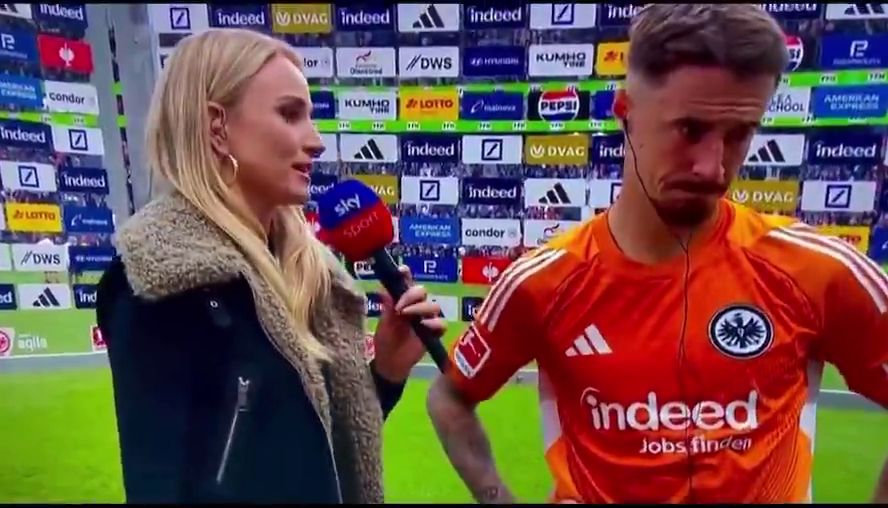 Курьез года. Футболиста проигравшей команды, который обменялся футболкой з соперником, спросили, доволен ли он победой. Видео