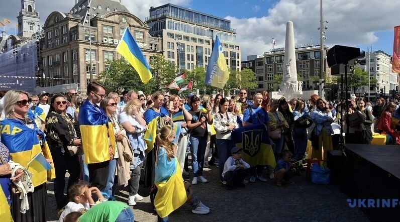 В Амстердамі пройшов мітинг до Дня Незалежності України: був присутній міністр оборони. Фото