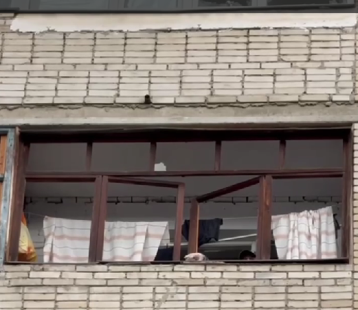 "Схопила дитину, кота і вибігла з квартири": мешканка Сум розповіла про ворожу атаку. Відео