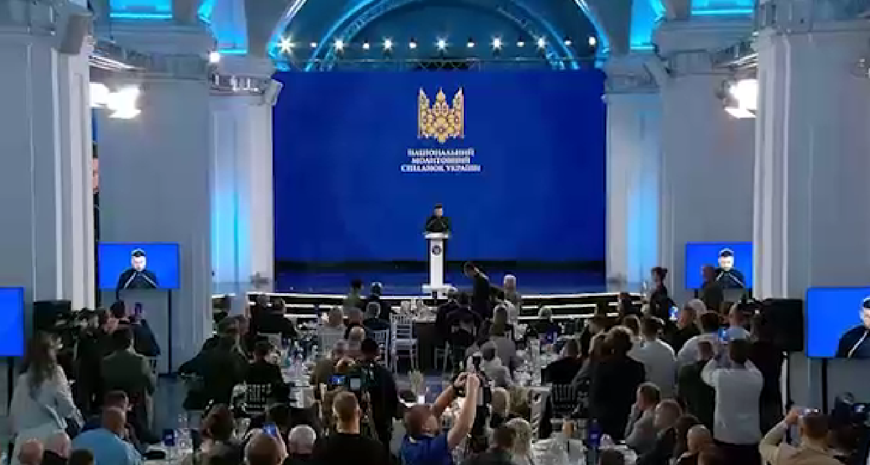 "Сегодня битва добра и зла продолжается": Зеленский обратился к участникам Национального молитвенного завтрака. Видео