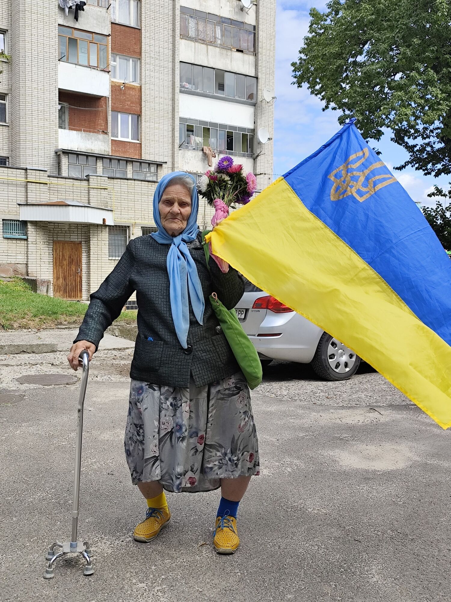 Родом з херсонських степів: стало відомо, ким є бабуся, яка розчулила мережу синьо-жовтим стягом на плечах. Фото