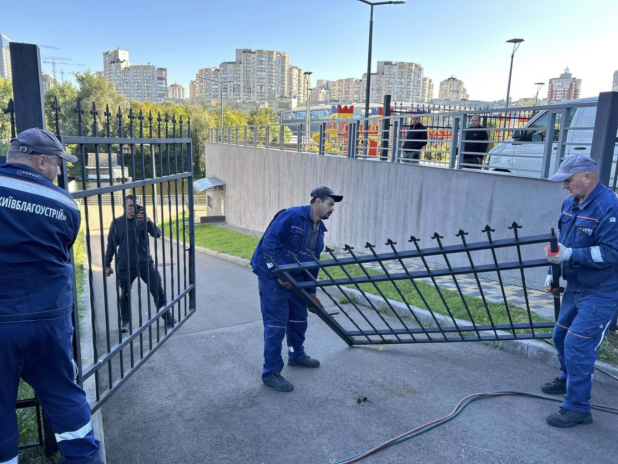 Коммунальщики окончательно снесли стену возле элитного ЖК: киевлянам вернули 500 метров набережной Днепра. Фото и видео