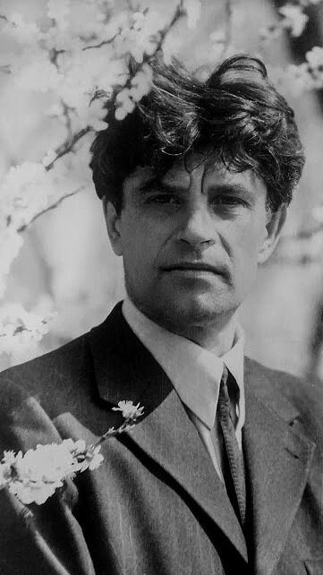 Заросшая сорняками и заржавевшая: блогер убрал заброшенную могилу самоубийцы-шестидесятника Тютюнника и ошеломил ее обновленным видом