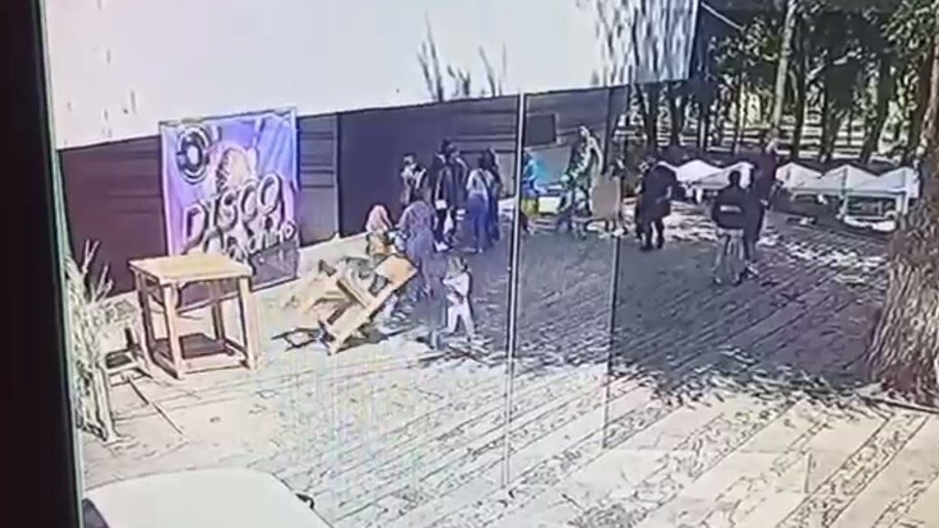 У Дніпрі стілець з артінсталяції впав на дівчинку, вона дістала черепно-мозкову травму: медики розповіли про стан дитини