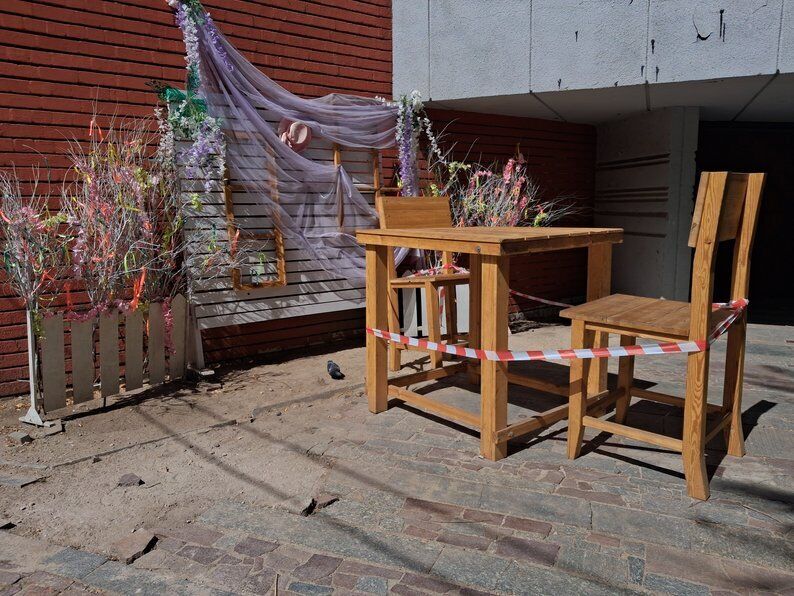 У Дніпрі стілець з артінсталяції впав на дівчинку, вона дістала черепно-мозкову травму: медики розповіли про стан дитини