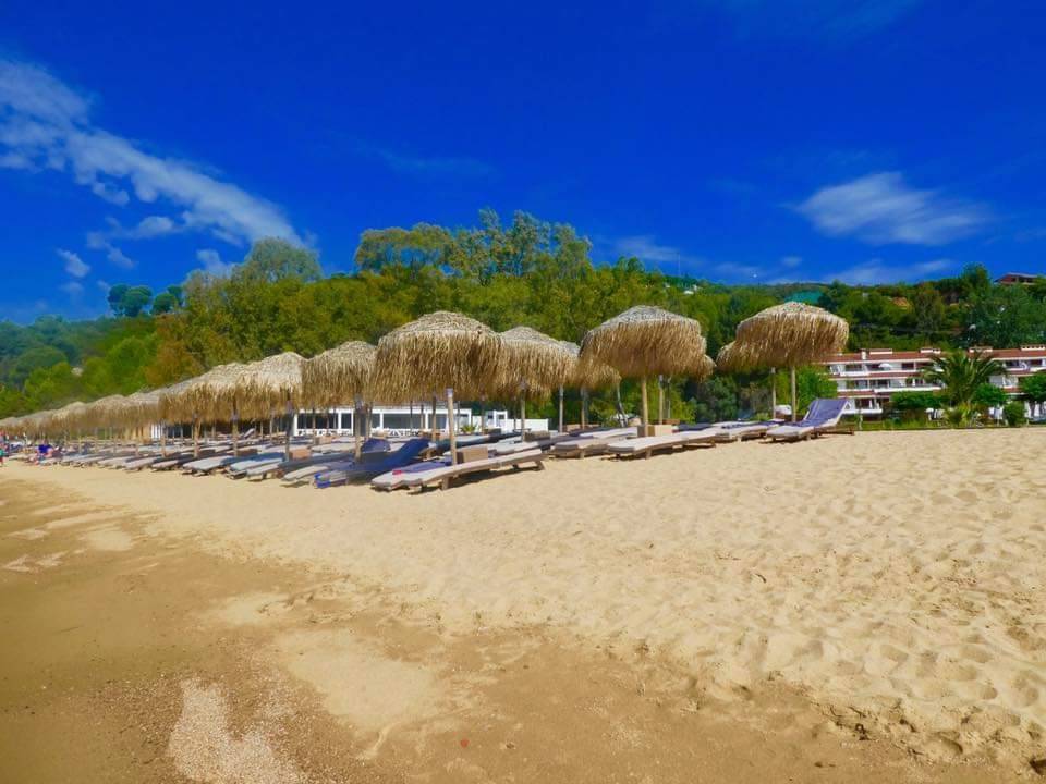 Имеет все для идеального отдыха: туристам посоветовали греческий остров, где +25 осенью