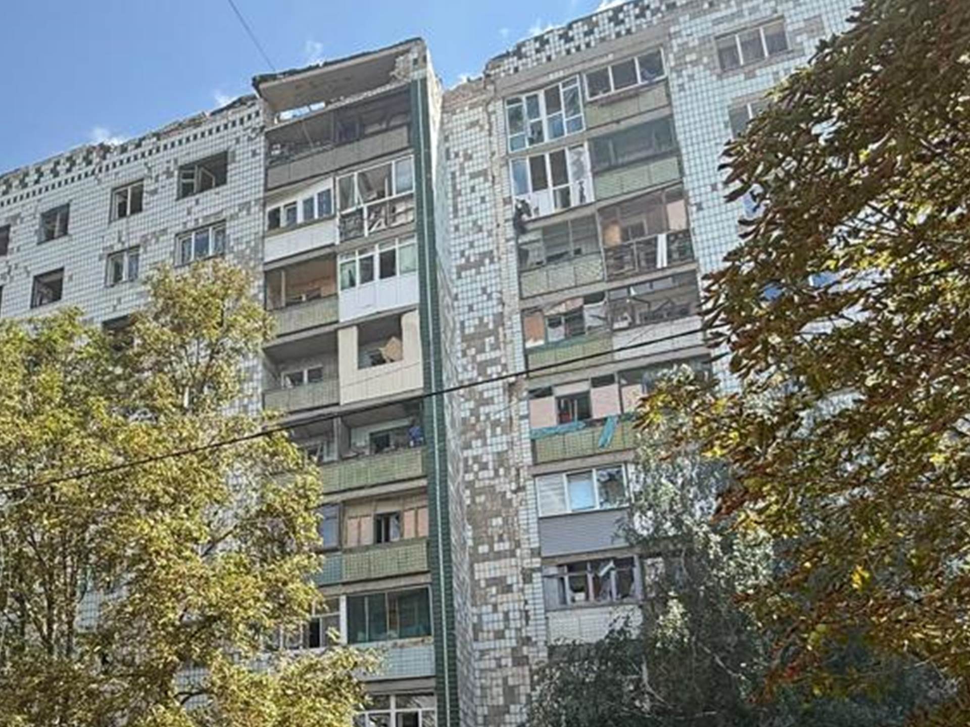 Ворог вдарив ФАБами по багатоквартирному будинку в Костянтинівці: є поранені. Фото