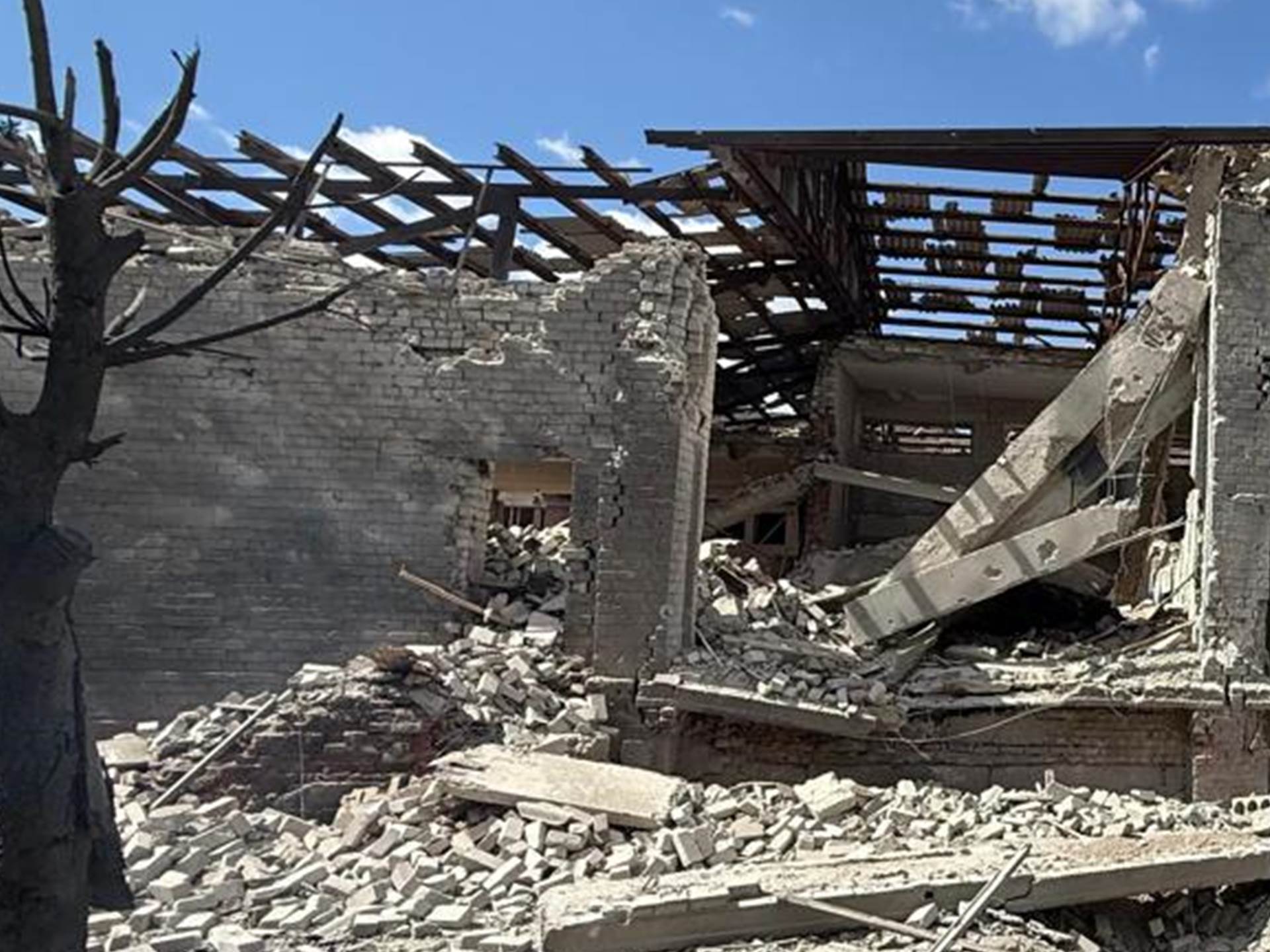 Ворог вдарив ФАБами по багатоквартирному будинку в Костянтинівці: є поранені. Фото