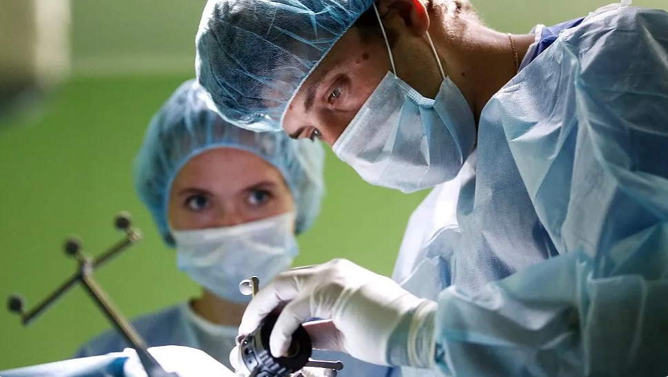 У Росії закінчуються медики, залишилися тільки акушерки: через війну грошей на медицину немає, лікарні закриваються