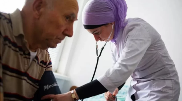 У Росії закінчуються медики, залишилися тільки акушерки: через війну грошей на медицину немає, лікарні закриваються