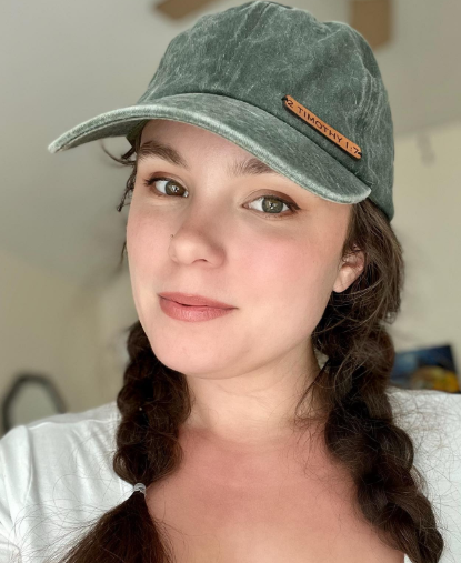 Прически, которые можно носить с кепкой: стильные идеи