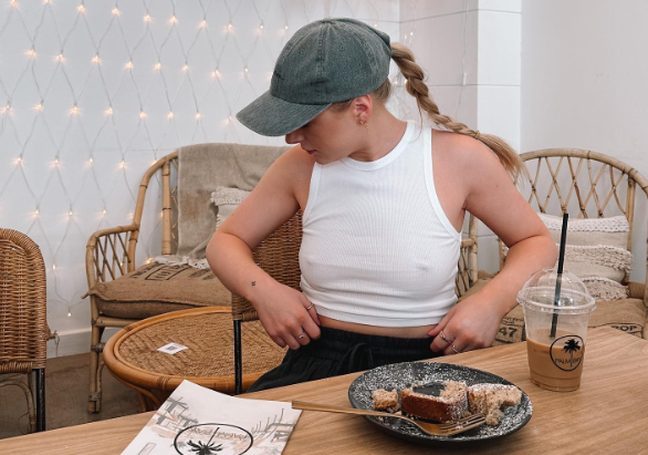 Прически, которые можно носить с кепкой: стильные идеи