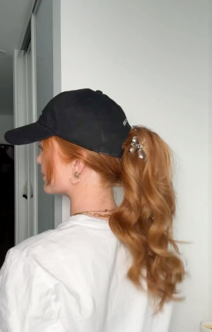 Прически, которые можно носить с кепкой: стильные идеи