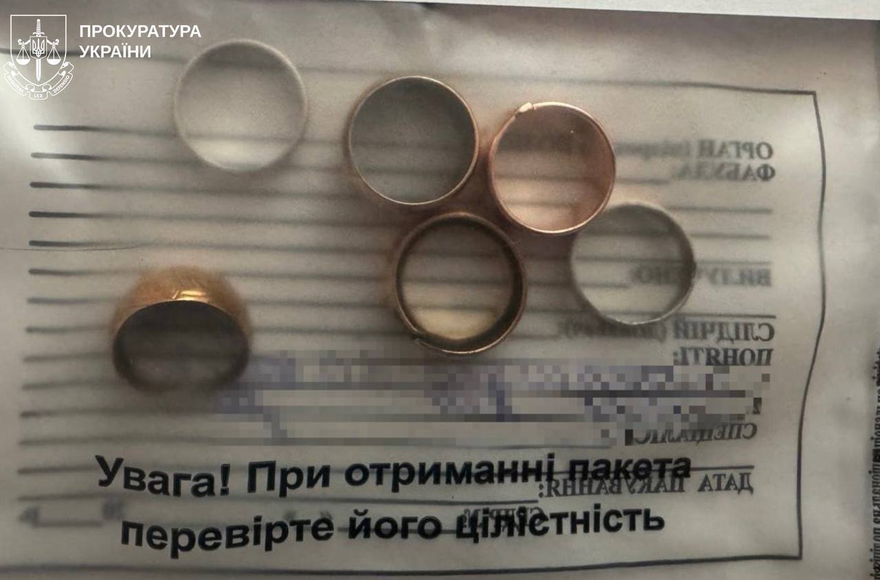 Здавала у ломбард: на Харківщині працівниця моргу крала речі загиблих воїнів. Фото