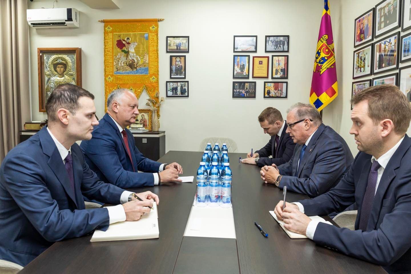 Додон потиснув руку послу РФ і помріяв про "стратегічне партнерство"