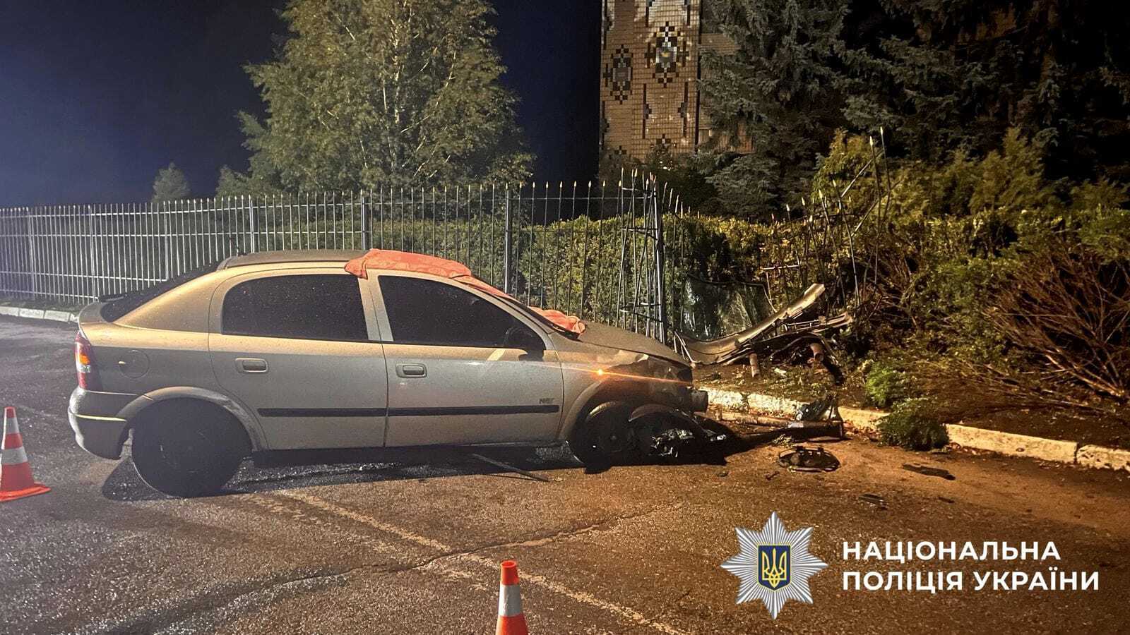 На Киевщине пьяный водитель на скорости протаранил металлическое ограждение: есть пострадавший. Фото