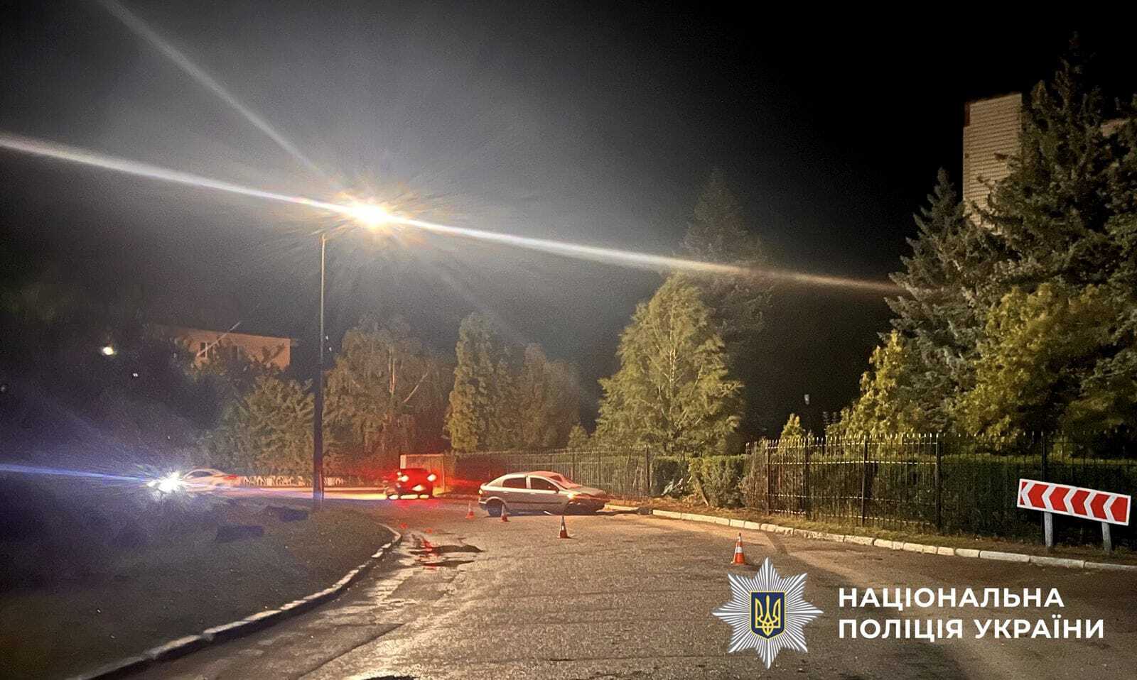 На Киевщине пьяный водитель на скорости протаранил металлическое ограждение: есть пострадавший. Фото