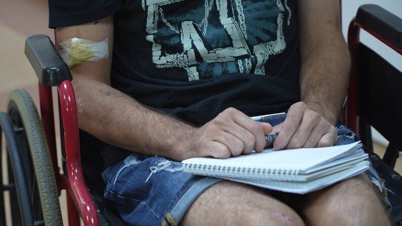 П'ять діб із перерізаним горлом повз до українських позицій: на Дніпропетровщині лікують військового, який вижив після російських катувань. Фото й відео