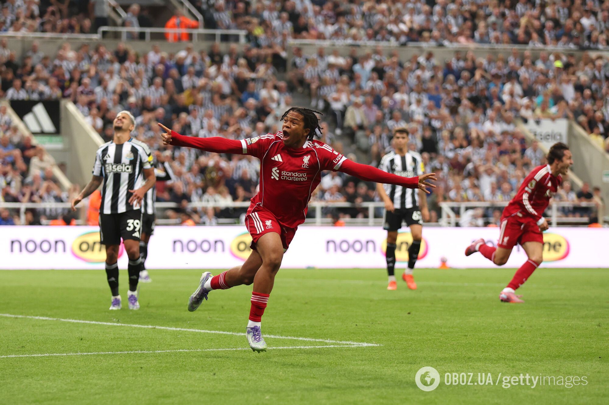 Бегал полминуты с криками по студии. Британский комментатор "сошел с ума" после гола "Ливерпуля" на 90+10-й минуте. Видео