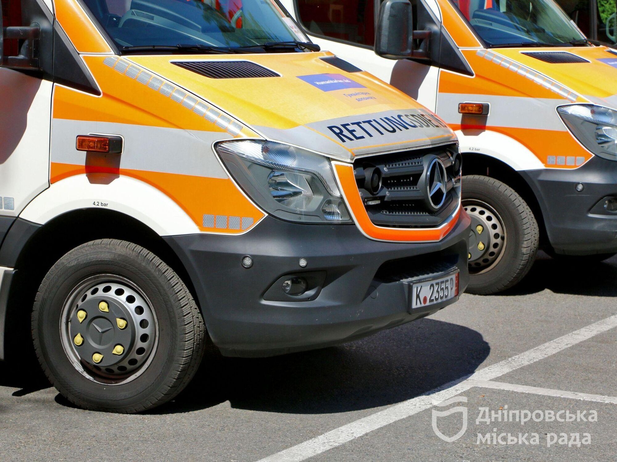 Днепр получил от немецкого города-партнера Кельна машины скорой помощи
