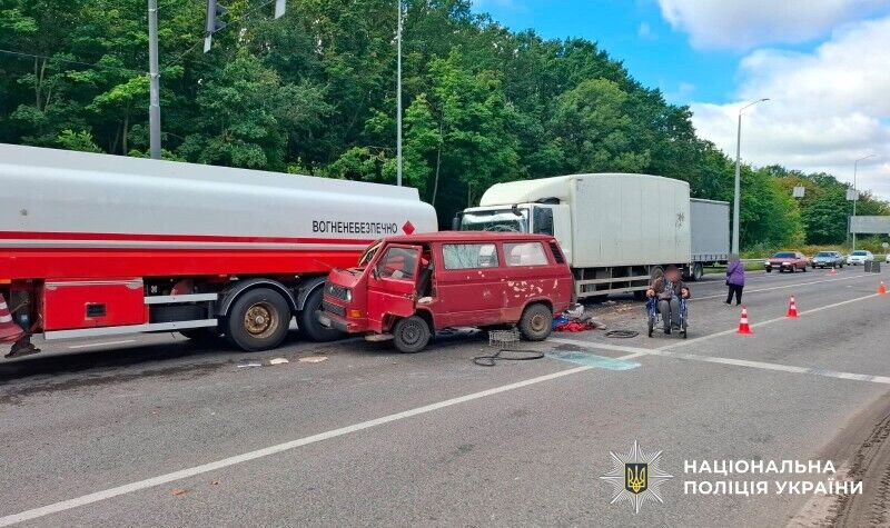 На въезде в Полтаву столкнулись два грузовика и автобус: есть пострадавшие. Фото