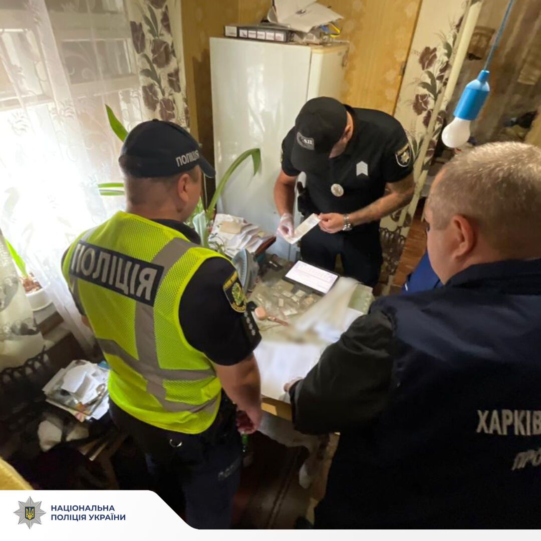 Здавала у ломбард: на Харківщині працівниця моргу крала речі загиблих воїнів. Фото