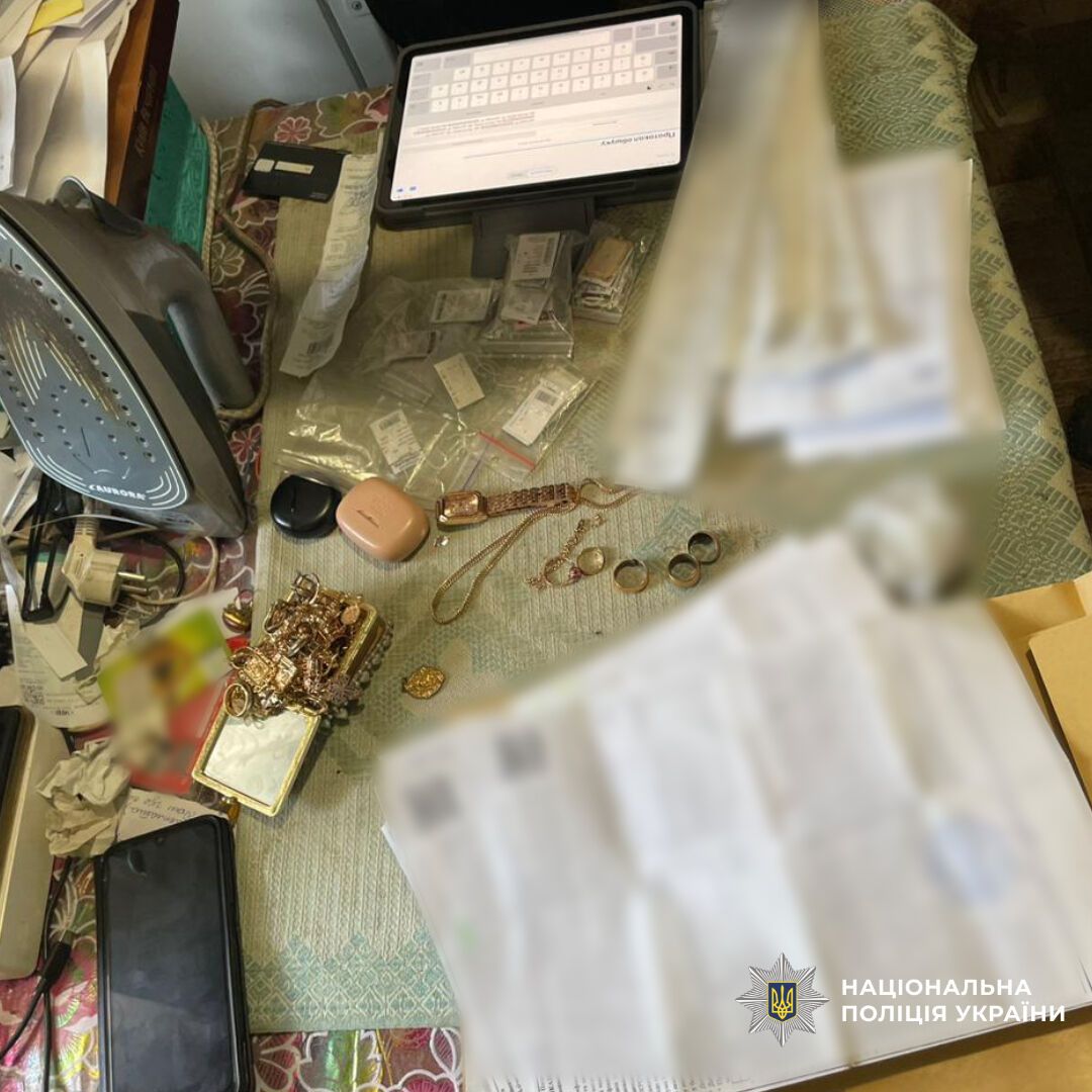 Здавала у ломбард: на Харківщині працівниця моргу крала речі загиблих воїнів. Фото