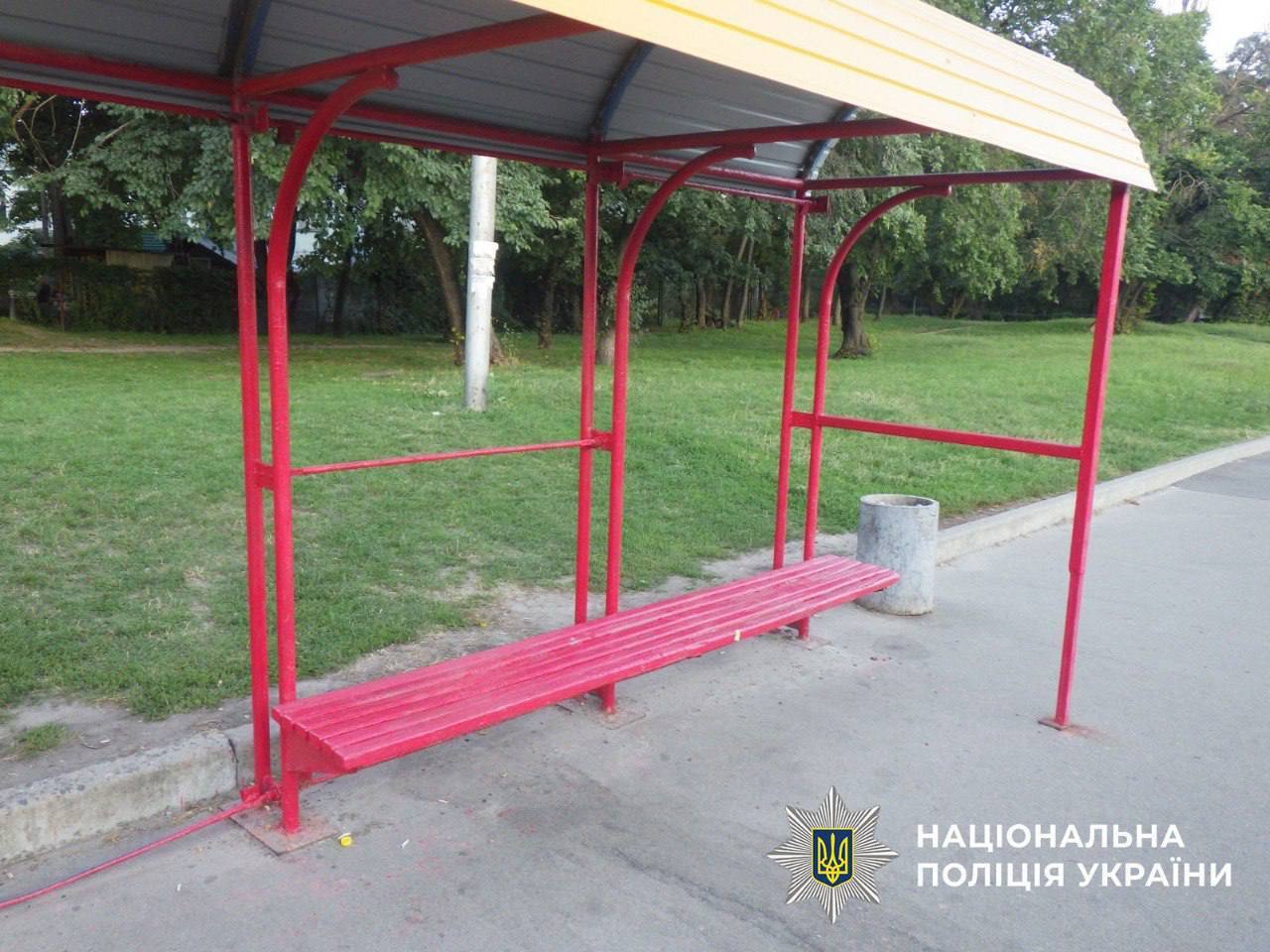 В Киеве двое рецидивистов, угрожая ножом, ограбили женщину на остановке. Подробности и фото