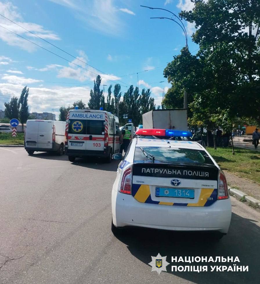 У Києві легковик збив пенсіонера, який їхав на триколісному велосипеді: чоловік загинув. Подробиці та фото