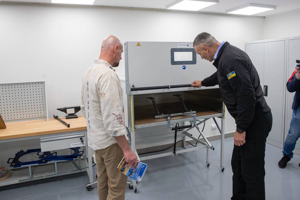 У Києві за підтримки європейських партнерів відкрили протезний центр Human Titans. Фото