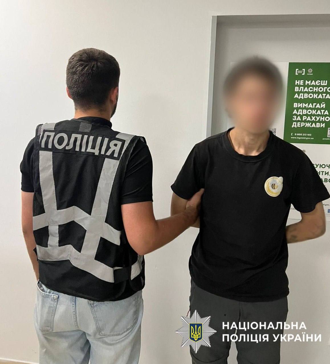 В Киеве двое рецидивистов, угрожая ножом, ограбили женщину на остановке. Подробности и фото