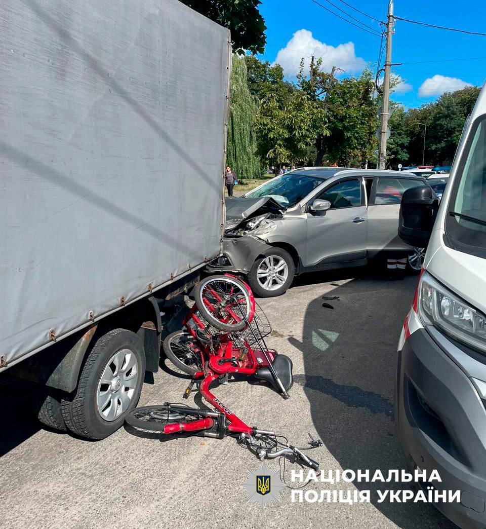 У Києві легковик збив пенсіонера, який їхав на триколісному велосипеді: чоловік загинув. Подробиці та фото
