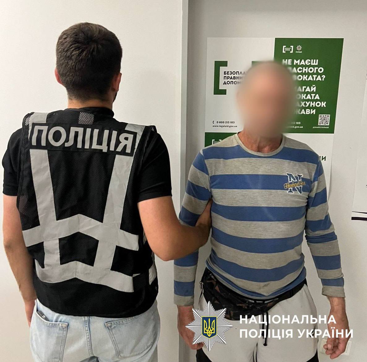 В Киеве двое рецидивистов, угрожая ножом, ограбили женщину на остановке. Подробности и фото