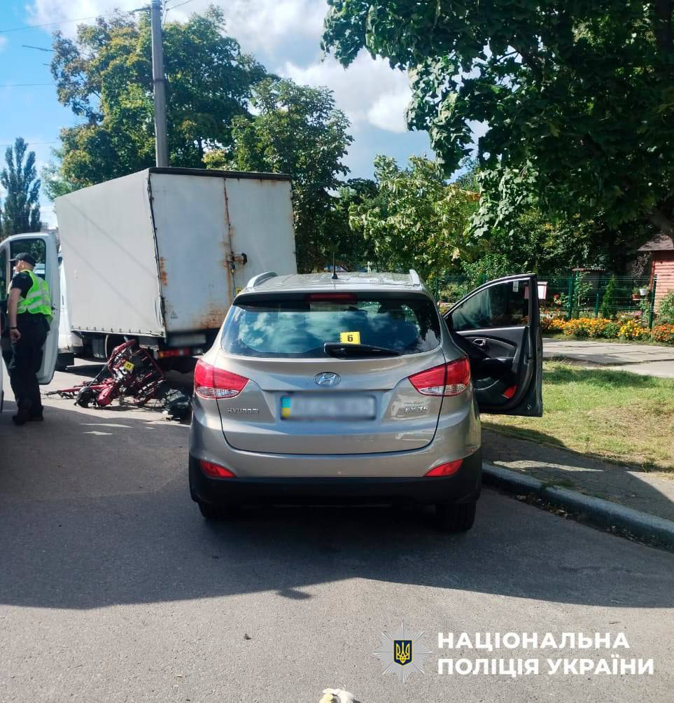 У Києві легковик збив пенсіонера, який їхав на триколісному велосипеді: чоловік загинув. Подробиці та фото